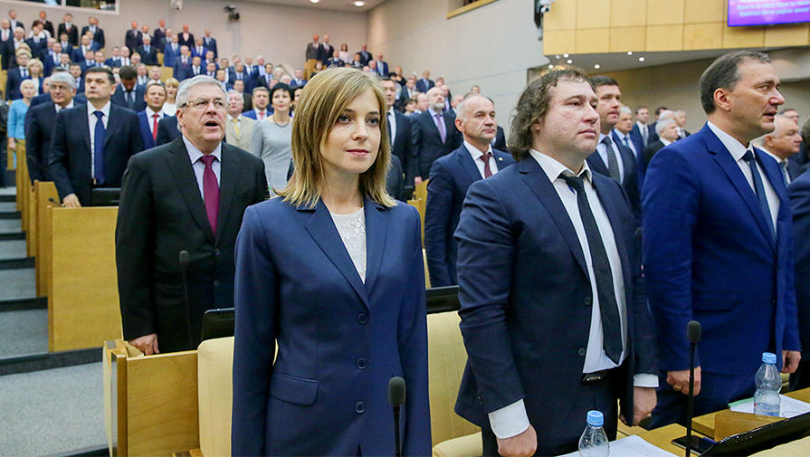 Депутат Наталья Поклонская во время исполнения гимна на первом пленарном заседании Госдумы седьмого созыва