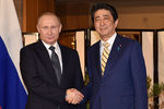 Президент России Владимир Путин и премьер-министр Японии Синдзо Абэ на встрече в городе Нагато, 15 декабря 2016 года
