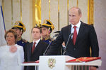 Избранный президент РФ Владимир Путин произносит текст присяги во время церемонии инаугурации в Андреевском зале Большого Кремлевского дворца, 7 мая 2012 года