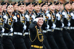 Военнослужащие на военном параде, посвященном 72-й годовщине победы в Великой Отечественной войне