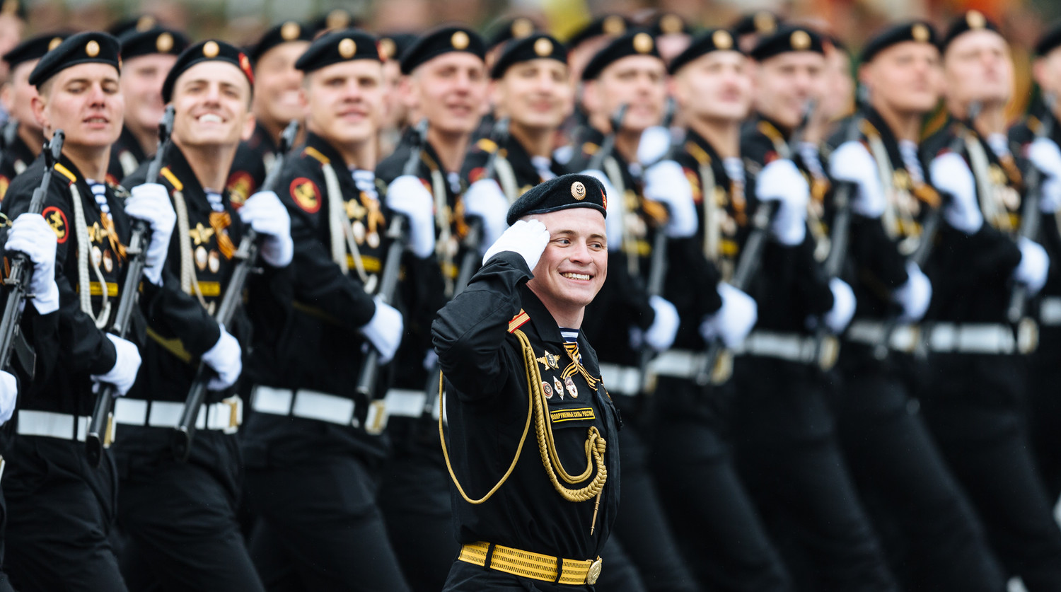 Военнослужащие на военном параде, посвященном 72-й годовщине победы в Великой Отечественной войне