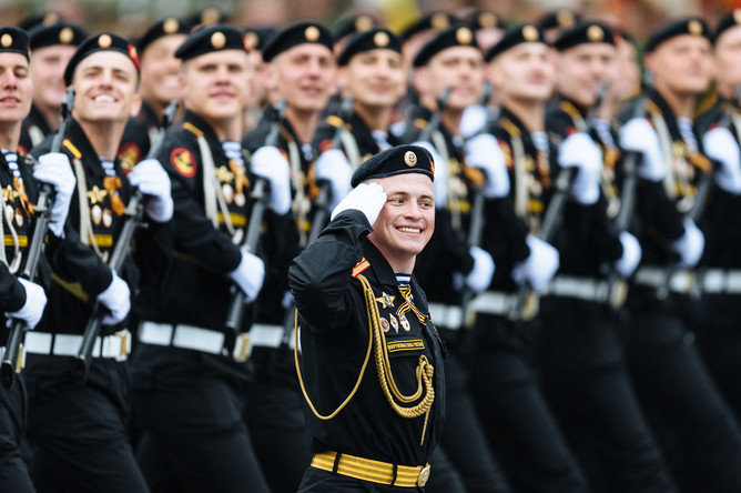 Военнослужащие на военном параде, посвященном 72-й годовщине победы в Великой Отечественной войне
