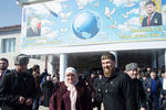 Глава Чечни Рамзан Кадыров (справа на первом плане) с матерью Аймани после голосования на одном из избирательных участков, 18 марта 2018 года 