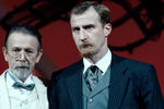 Андрей Невраев (слева) в сцене из спектакля «Оперетта капитана Крутова» (2017)