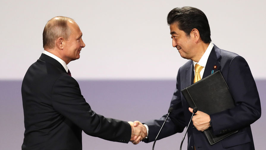 Президент РФ Владимир Путин и премьер-министр Японии Синдзо Абэ (слева направо) на церемонии открытия перекрестного года Японии и России в Большом театре, 26 мая 2018 года