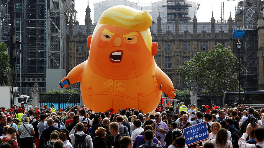 Демонстрация на Парламентской площади в Лондоне во время визита Трампа и первой леди Меланьи Трамп в Великобританию, 13 июля 2018 года