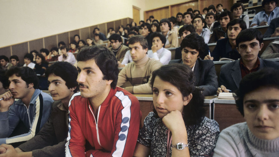 На лекции в Ленинаканском филиале Ереванского политехнического института имени К. Маркса