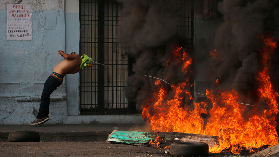 Во время столкновений между&nbsp;протестующими и нацгвардией Венесуэлы в&nbsp;городе Уренья на&nbsp;границе с&nbsp;Колумбией, 23 февраля 2019 года