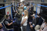 Жители города в вагоне метро, 9 июня 2020 года