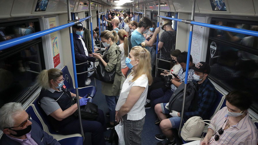 Жители города в&nbsp;вагоне метро, 9 июня 2020 года