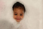 Фото дочери Кайли Дженнер в ванной — 15,3 млн лайков