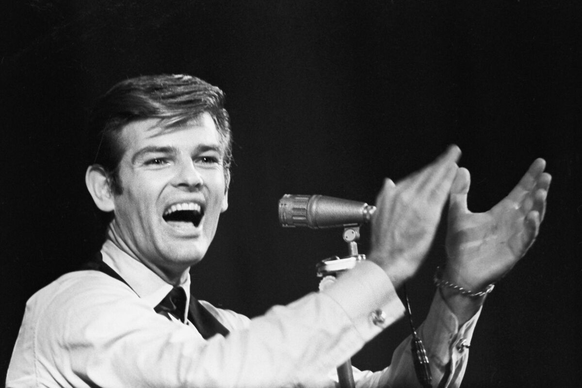 Американский певец Дин Рид во время выступления на сцене Московского государственного театра эстрады, 1966 год