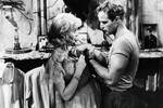 <b>Бланш Дюбуа – «Трамвай «Желание» (1951)</b>
<br><br>
Роль Бланш Дюбуа в картине 1951 года «Трамвай «Желание» — по пьесе Теннесси Уильямса — принесла Вивьен Ли еще одну премию «Оскар» за лучшую женскую роль. Режиссером фильма стал знаменитый американский режиссер Элиа Казан, партнером актрисы по съемочной площадке был Марлон Брандо. Роль Бланш Дюбуа актрисе была знакома — она исполняла ее в театре лондонского Вест-Энда в спектакле, поставленном Лоуренсом Оливье.
