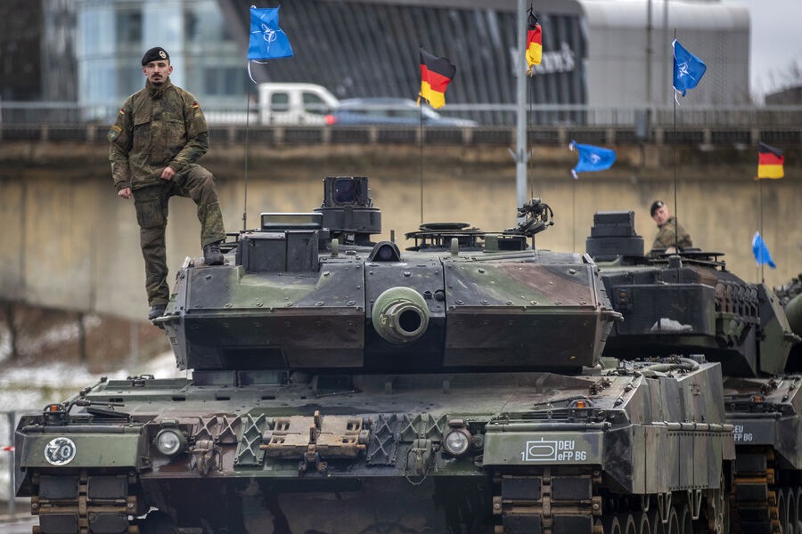 Военнослужащий армии Германии на боевом танке Leopard 2A6 в День Вооруженных Сил в Вильнюсе, Литва, 2023 год