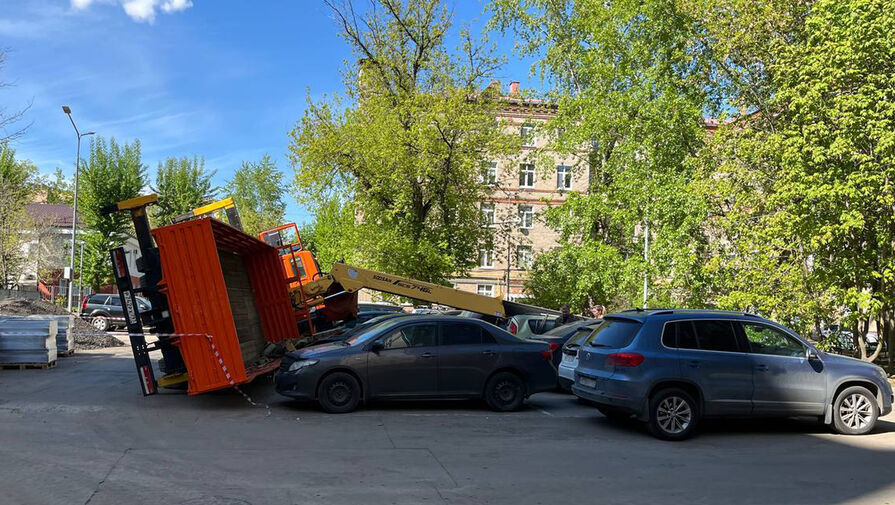 Грузовик завалился на припаркованные автомобили в Москве