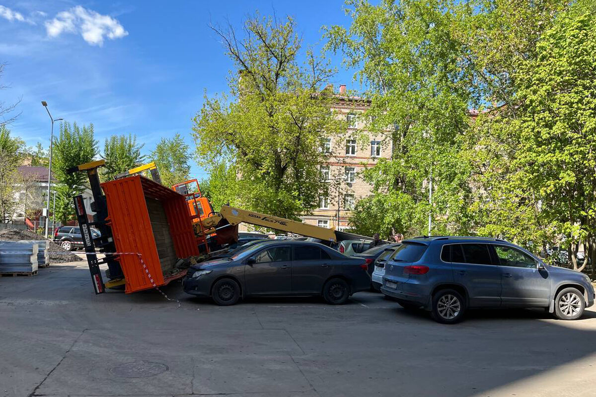 Грузовик завалился на припаркованные автомобили в Москве - Газета.Ru |  Новости