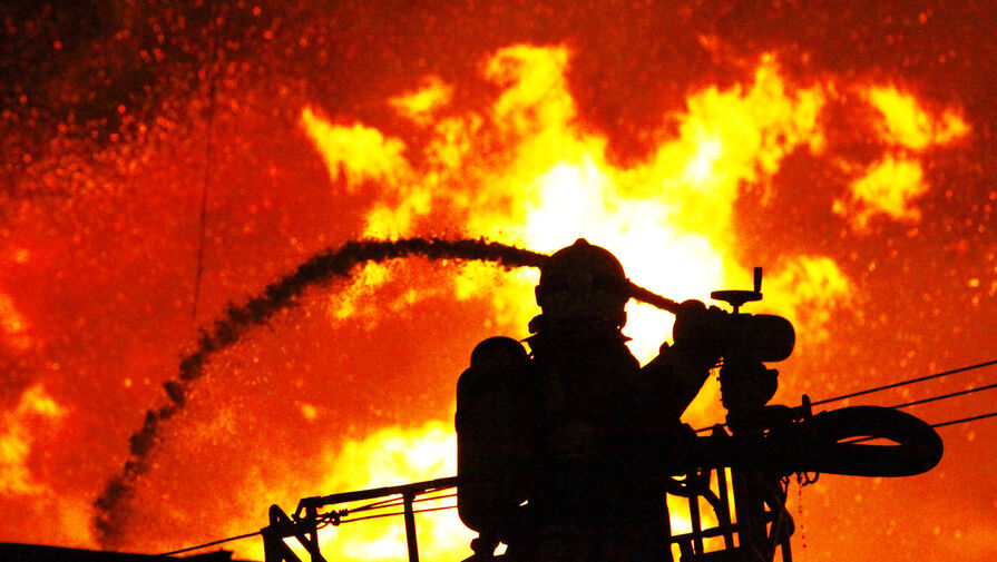 В Ярославской области горит склад с резиной на площади 5 тысяч кв.м.