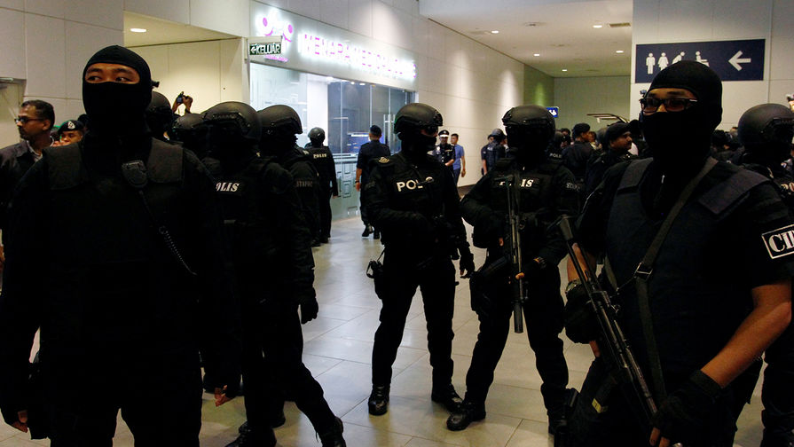 Полиция во время следственных действий в&nbsp;аэропорту Куала-Лумпура , 24&nbsp;октября 2017&nbsp;года