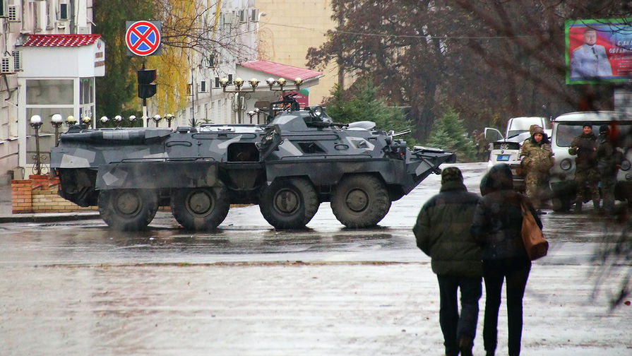 Вооруженные люди и БТР в&nbsp;центре Луганска, 21&nbsp;ноября 2017&nbsp;года