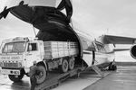 Москва. 21 июня 1994 г. Во время погрузки автомобиля «Камаз с гуманитарной помощью в самолет «Руслан» для отправки в Танзанию