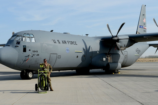 Lockheed Martin C-130J Super Hercules - это четырехмоторный турбовинтовой военно-транспортный самолет