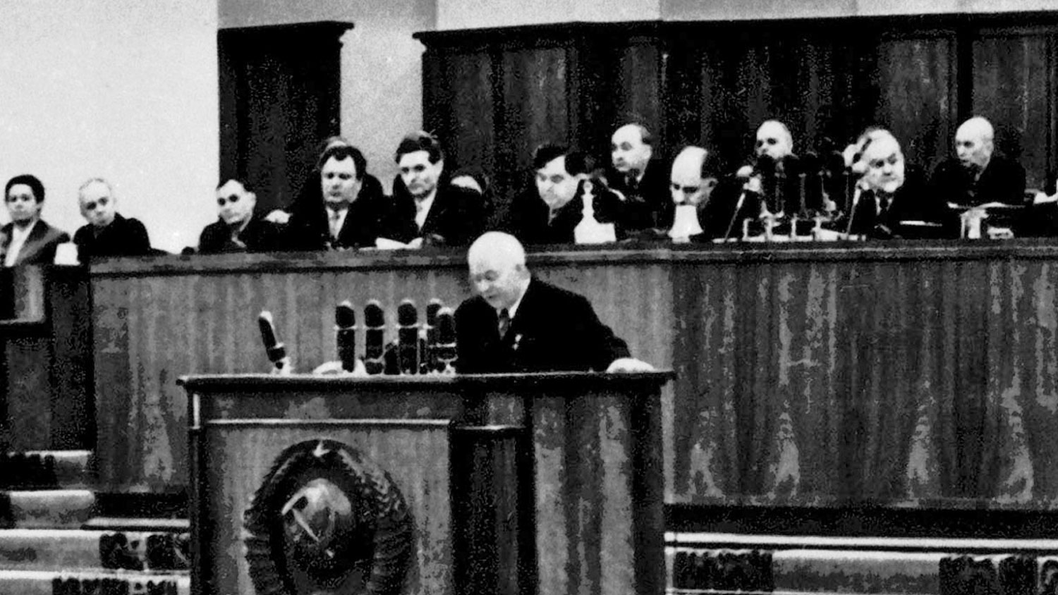 Хрущев в 1956 году выступил с докладом. Хрущев 1956 съезд. Хрущев 20 съезд. Хрущев на 20 съезде КПСС 1956.