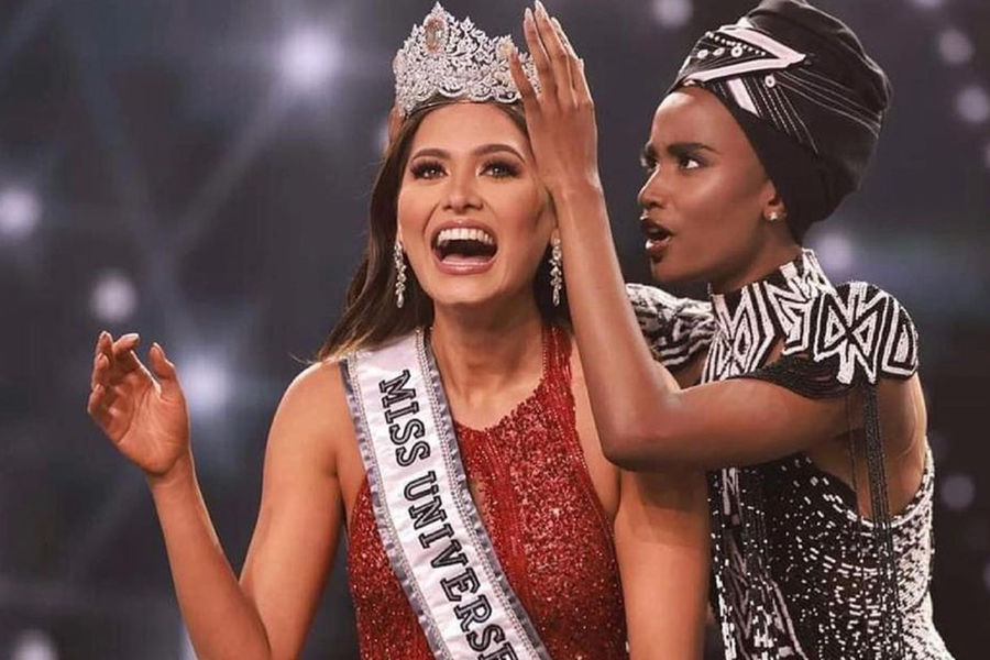 Зозибини Тунзи (Мисс Вселенная 2019) надевает корону на&nbsp;Андреа Меса
