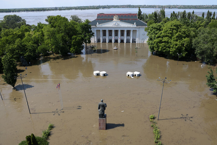 Подтопление Дома культуры после разрушения задвижек на Каховской ГЭС, 6 июня 2023 года