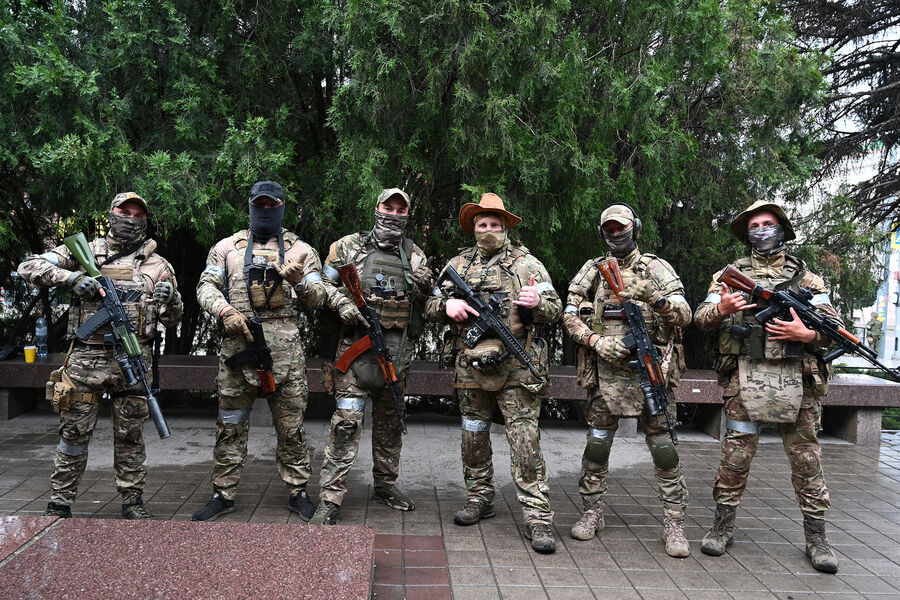 Бойцы ЧВК «Вагнер» в Ростове-на-Дону, 24 июня 2023 года