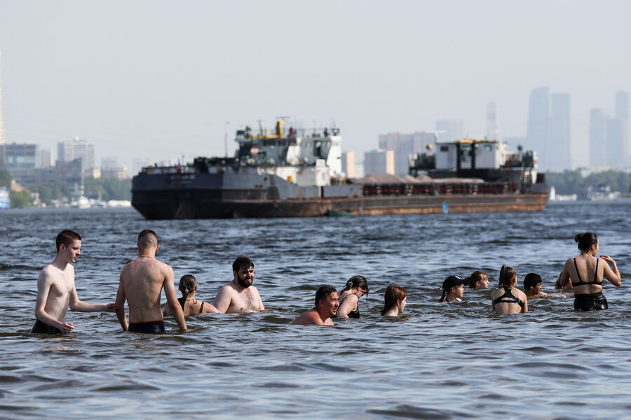 Отдыхающие в&nbsp;воде у&nbsp;пляжа в&nbsp;парке &laquo;Северное Тушино&raquo; около&nbsp;канала имени Москвы, 11&nbsp;июля 2025&nbsp;года