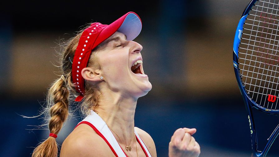 Екатерина Макарова радуется победе в одиночном матче Кубка Федерации