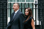 Президент Азербайджана Ильхам Алиев и его супруга Мехрибан Алиева на Даунинг-стрит в Лондоне, 2009 год