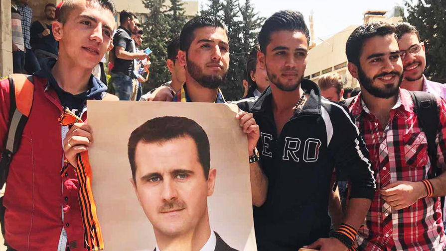 Сирийские студенты во время акции &laquo;Георгиевская ленточка&raquo; на&nbsp;территории Дамасского государственного университета
