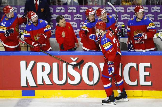 Российский хоккеист Антон Белов празднует гол