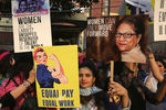 Плакат «равная оплата за равный труд» на демонстрации в честь Международного женского дня в Лахоре, Пакистан, 8 марта 2018 года
