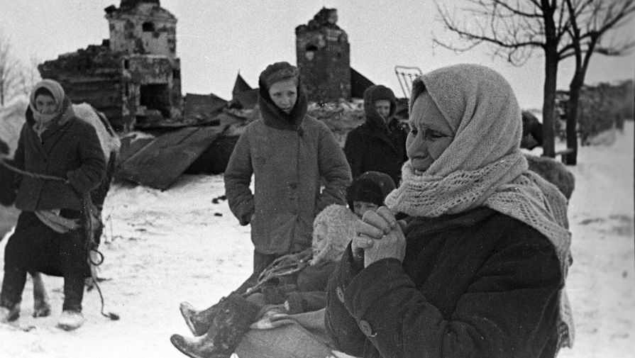 Местные жители у разрушенных домов после отхода немецких войск 