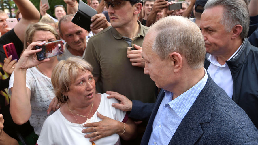 Президент России Владимир Путин во время общения с жителями Тулуна, пострадавшими в результате наводнения, 19 июля 2019 года