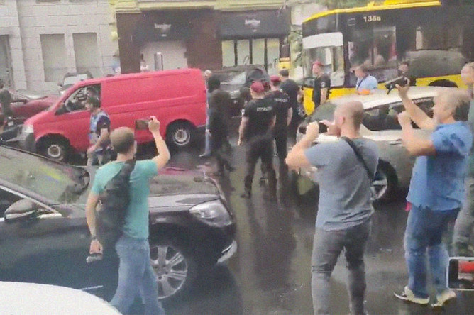 Кадр из видео с нападением на автомобиль экс-президента Украины Петра Порошенко около здания Государственного бюро расследований в Киеве, 25 июля 2019 года
