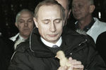 И. о. президента России Владимир Путин с птенцом в руках во время посещения одного из передовых хозяйств колхоза АО Племзавода «Колос», 11 февраля 2000 года