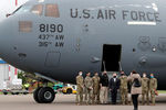 Экипаж самолета ВВС США Boeing C-17 Globemaster, прибывшего во Внуково со второй партией аппаратов ИВЛ для борьбы с пандемией коронавируса в России, 4 июня 2020 года