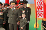 Президент Белоруссии Александр Лукашенко с младшим сыном Николаем на параде по случаю Дня Независимости в Минске, 2011 год