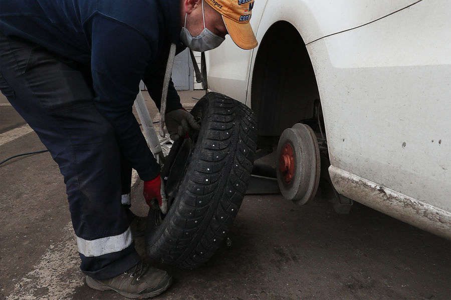 Выяснилось, будут ли гаишники штрафовать автомобилистов за летние шины зимой