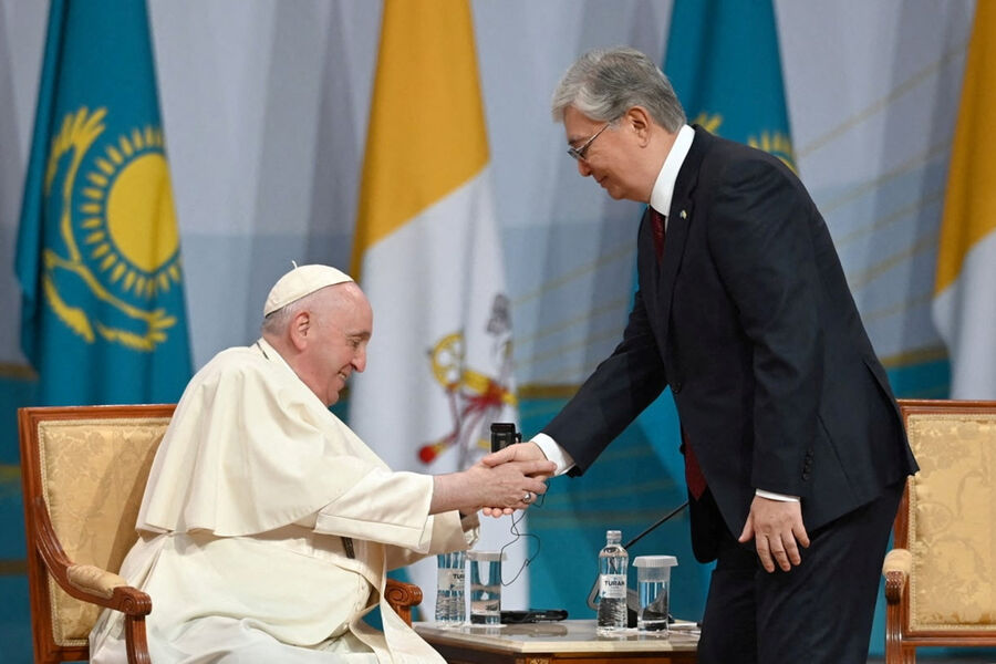 Папа Римский Франциск и президент Казахстана Касым-Жомарт Токаев в Нур-Султане, 13 сентября 2022 года