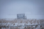 Рекламный щит предвыборной кампании экс-президента США Дональда Трампа недалеко от Колфакса, штат Айова, США, 13 января 2024 года