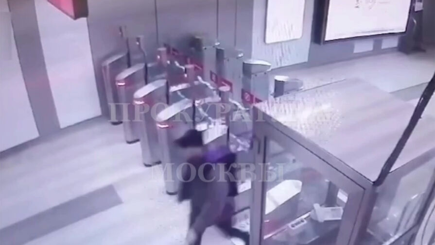 В Москве пьяный молодой человек ногой разбил турникет в метро