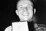 Юрий Гагарин с наградой Британского межпланетного общества на выставке в Эрлс-Корте, Лондон, 1961 год