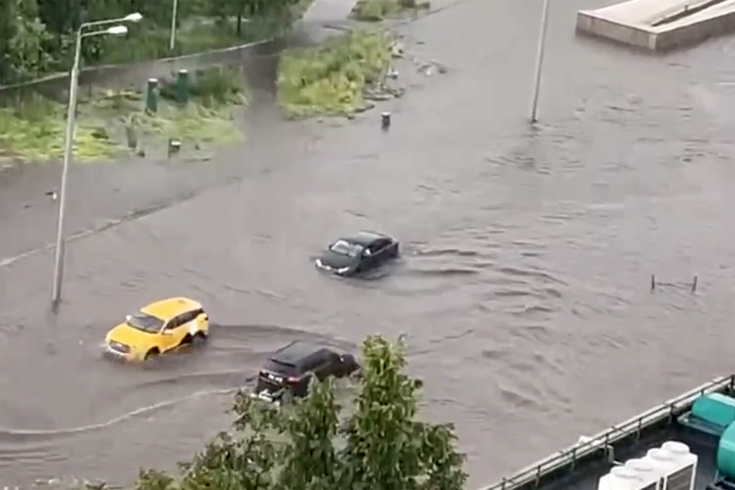 Появилось видео, как в Москве машины плавают в лужах-озерах после ливня -  Газета.Ru | Новости