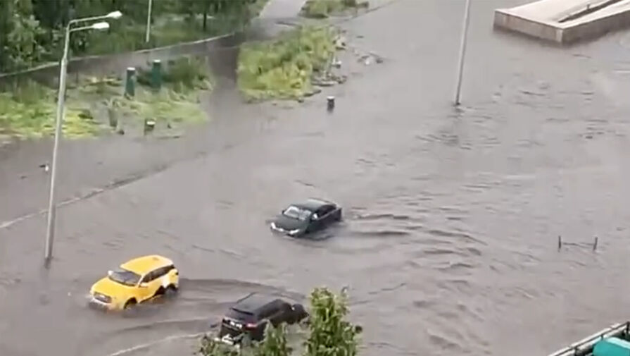 Появилось видео, как в Москве машины плавают в лужах-озерах после ливня