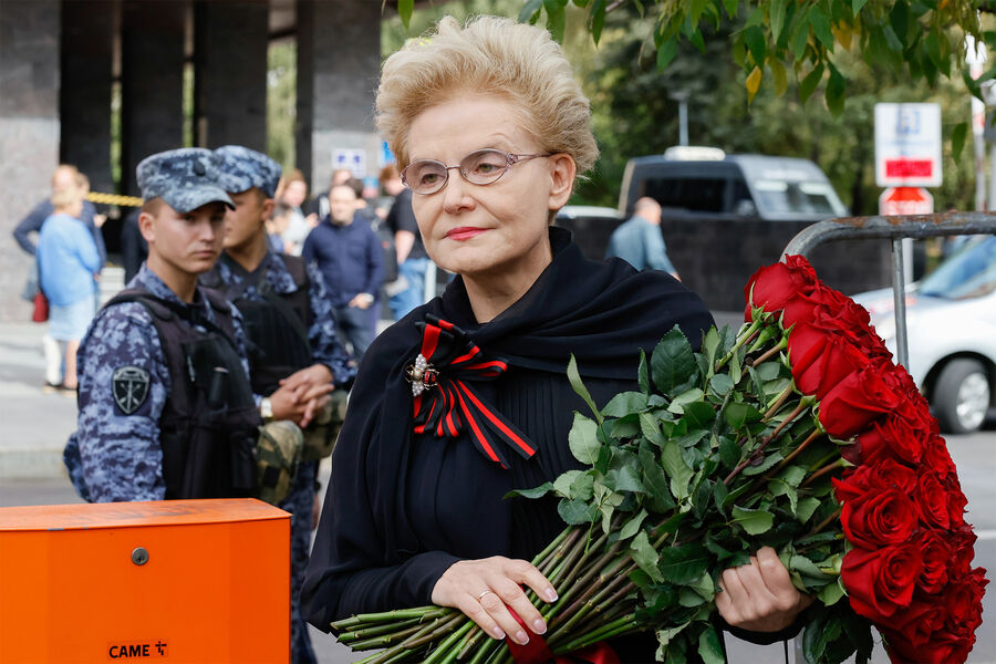 Телеведущая Елена Малышева во время прощания с&nbsp;телеведущим Александром Масляковым около&nbsp;концертного зала &laquo;Планеты КВН&raquo;, 11&nbsp;сентября 2024&nbsp;года