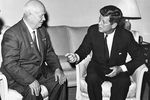 Никита Хрущев и Джон Кеннеди во время встречи 
